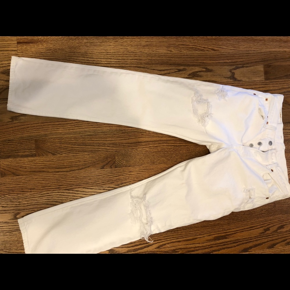 Ripped White Levi’s size 29